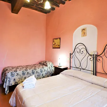 בית נופש Rustic In With Swimming Pool