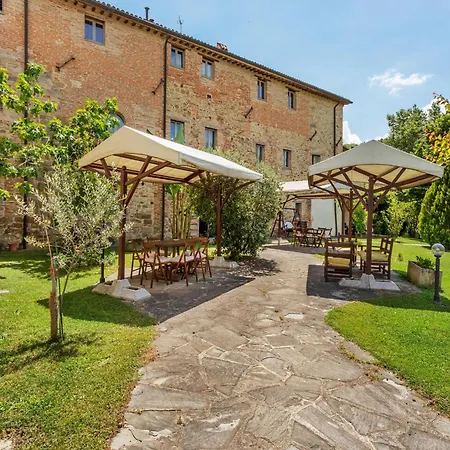 Dom wakacyjny Rustic In With Swimming Pool